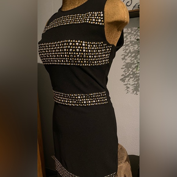 GUESS Los Angeles Sleeveless Dress - Picture 3 of 9